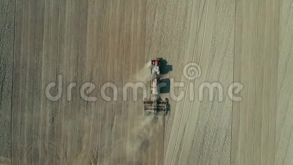 空中孤独的拖拉机犁麦田视频的预览图