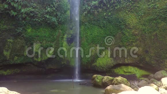 苏拉威斯美丽的托莫洪塞拉坦瀑布视频的预览图