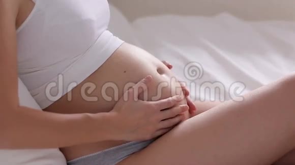 孕妇躺在白床上视频的预览图