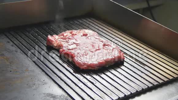 在烤架上烹饪美味多汁的肉牛排视频的预览图