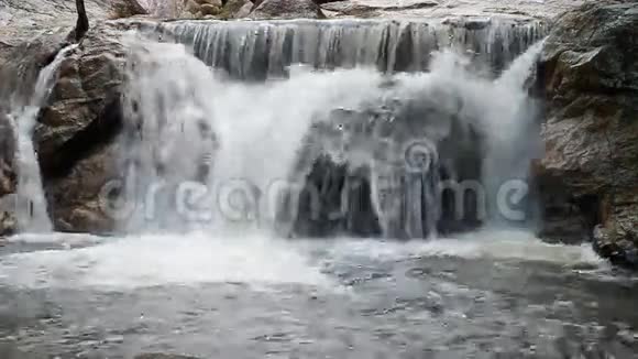泰国RatchaburiSuanPhueng高川瀑布视频的预览图