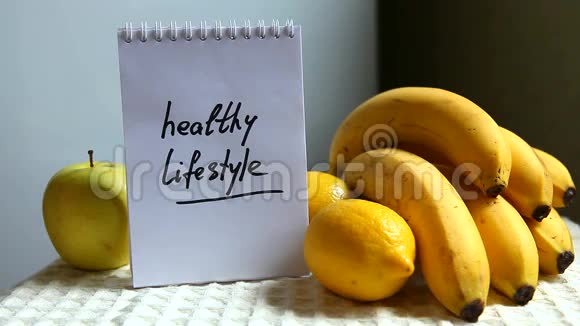健康的生活方式与水果视频的预览图