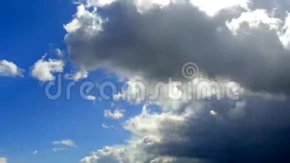 移动的云彩动画视频的预览图