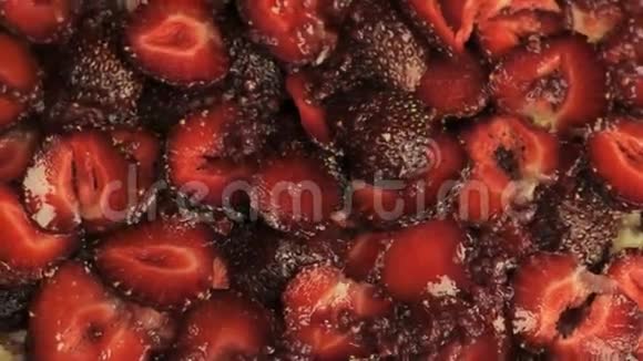 红切片草莓和覆盆子果酱逆时针旋转视频的预览图