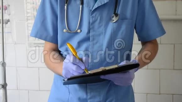 医生用手在纸上写字视频的预览图