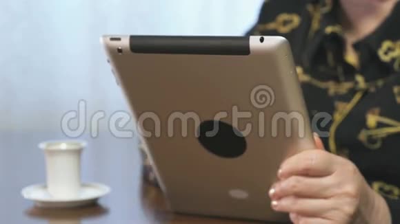 女性用数字平板电脑翻翻一本数字食品杂志视频的预览图
