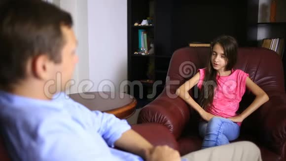 男性治疗师与青少年进行心理咨询少女在一个心理学家的招待会上视频的预览图