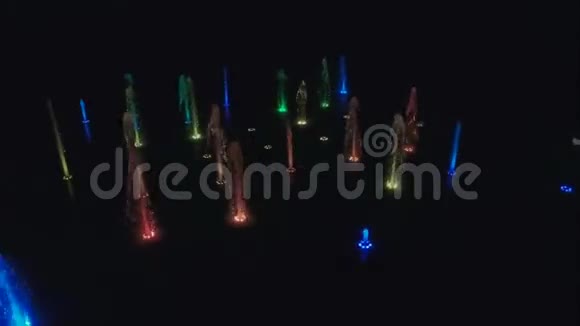 五颜六色的喷泉从恐惧视频的预览图