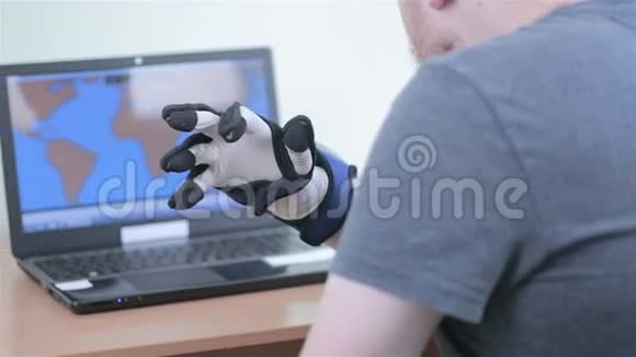 电子高科技网络手套人类玩虚拟现实游戏操作与三维仿生模拟器手套视频的预览图