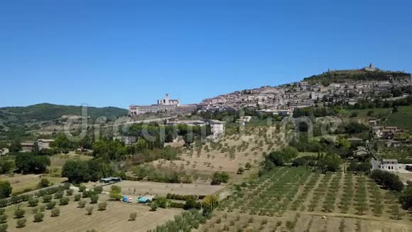 阿西西意大利最美丽的小镇之一从陆地上俯瞰村庄的天际线视频的预览图