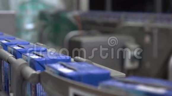 乳品厂的输送线纸包装乳制品视频的预览图
