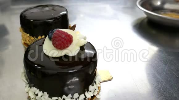 糖果师装饰单份蛋糕的录像视频的预览图