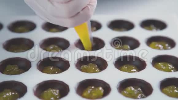 在工作的糖果师糕点做巧克力视频的预览图