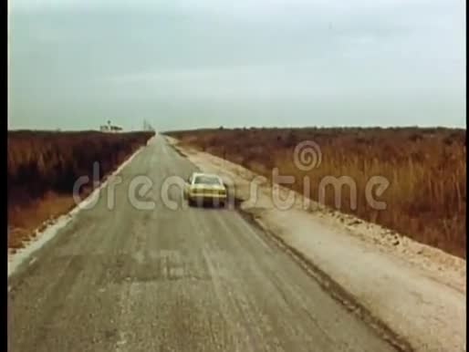 汽车行驶在无路中后路的后景视频的预览图