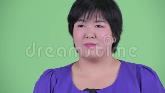 年轻美丽体重超重的亚洲女性快乐的脸视频的预览图