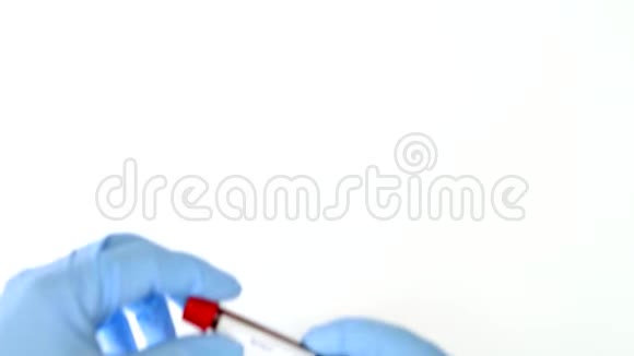 概念血液测试双手戴蓝色手套拿着真血管视频的预览图