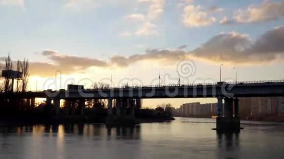 桥背景中带着美丽的阴云晚霞视频的预览图