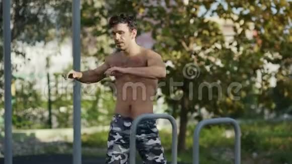 运动场上的运动员在训练前热身肌肉男在露天运动他在里面视频的预览图