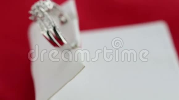 穿着白色丝绸的结婚戒指视频的预览图