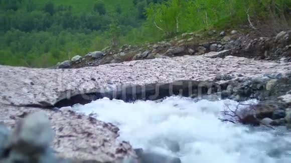 冰川融化山溪在冰下流淌视频的预览图