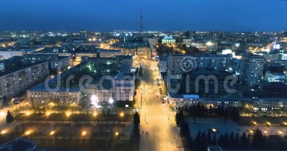 夜晚城市的空中拍摄俄罗斯车里雅宾斯克视频的预览图