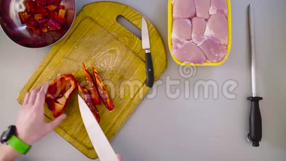 厨师做一道鸡菜切割辣椒视频的预览图