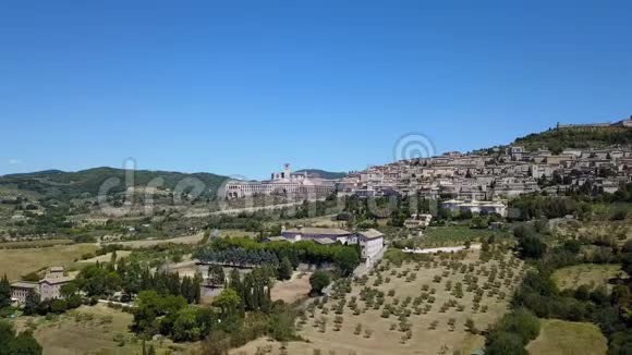 阿西西意大利最美丽的小镇之一从陆地上俯瞰村庄的天际线视频的预览图