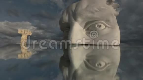 石膏铸头碎片与眼睛绘制镜子与柱符号和云时间流逝视频的预览图