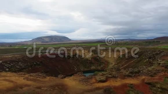 冰岛火山口的鸟瞰图视频的预览图