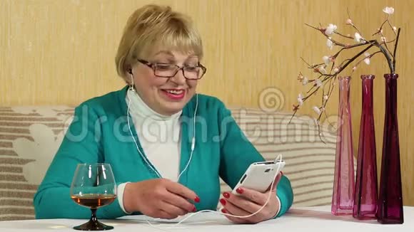 高级女性白色智能手机饮料白兰地视频的预览图
