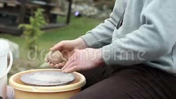 陶工塑造陶土盘子视频的预览图