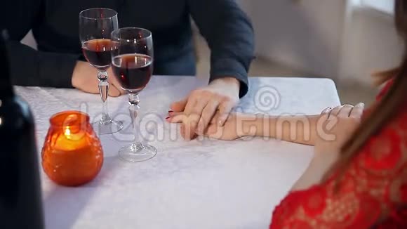 男人和女人浪漫的爱情之夜在餐厅喝酒情人节视频的预览图