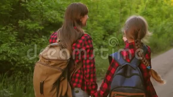 母女俩背着背包逆天旅行游客母子去山上日落开心快乐视频的预览图
