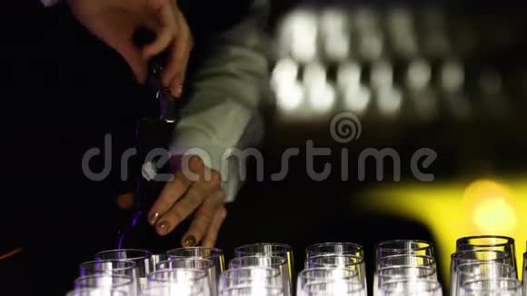 一个年轻的女酒保用开瓶器打开一瓶酒的画面视频的预览图
