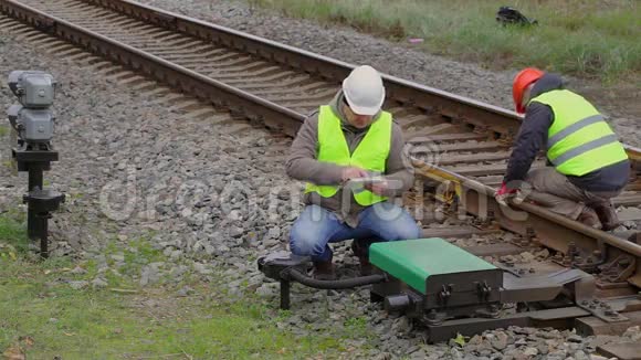 两名铁路员工进行维修视频的预览图