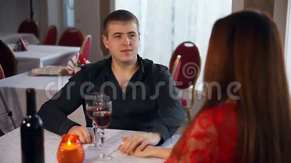 男人和爱的女人浪漫的夜晚在餐厅喝酒情人节视频的预览图