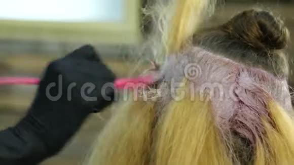 理发师为一个在美容院的青少年做发型和染色染的头发4K视频的预览图