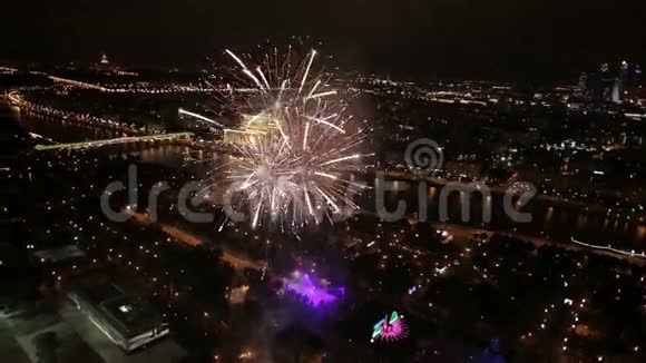 莫斯科市的夜景和烟火视频的预览图