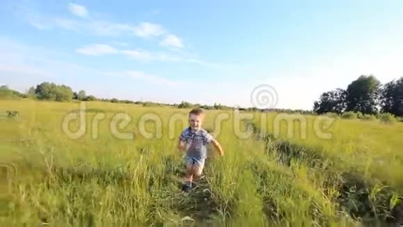 男孩慢吞吞地跑过山坡视频的预览图
