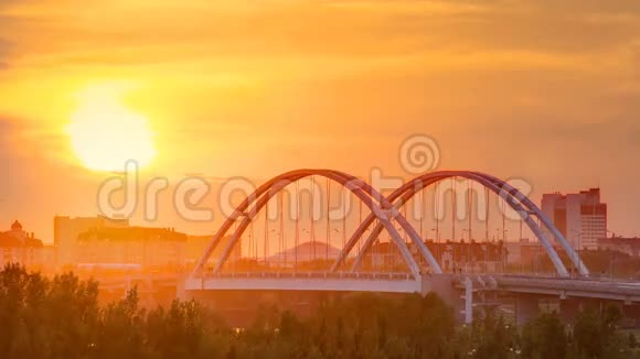 日落时间在桥上方背景上有运输和云中亚哈萨克斯坦阿斯塔纳视频的预览图