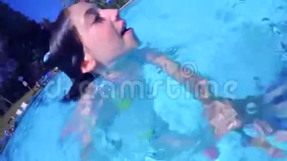 两个孩子在游泳池潜水的水下镜头视频的预览图