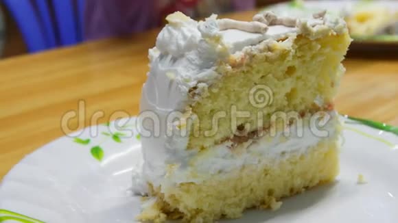 加奶油的白色生日大蛋糕视频的预览图