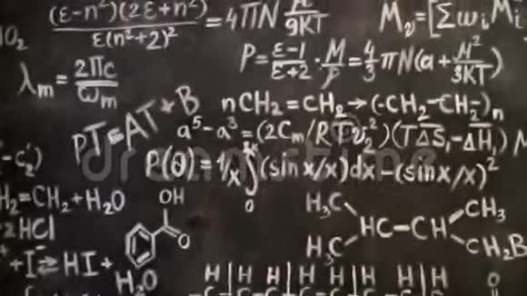 化学和数学方程式墙壁室背景聚焦和离焦作用视频的预览图