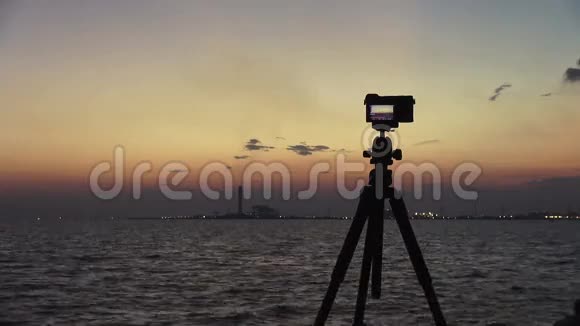 海上日落时海滩上的摄影摄像炼油厂的轮廓和夕阳的天空泰国视频的预览图