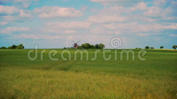 弗林格村附近的风车视频的预览图