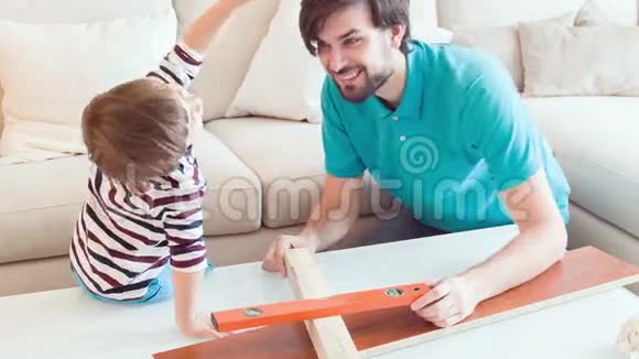 儿子和爸爸一起玩视频的预览图