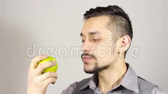 吃苹果的小胡子视频的预览图