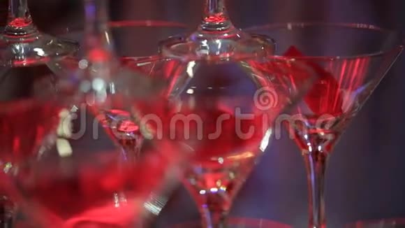婚礼滑梯桌上的香槟明亮的酒吧庆祝视频的预览图