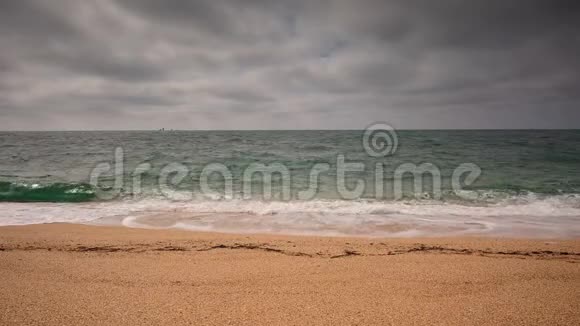克里米亚视频海上冲浪在黑海海滩海岸多云天气视频的预览图