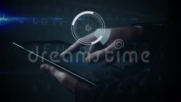 5G显示在一个圆圈中人在后台使用平板电脑视频的预览图